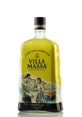 Minsk, Beyaz Rusya - 30 Haziran 2018: Şişe geleneksel İtalyan içecek limoncello Villa Massa Sorrento Eyaleti.
