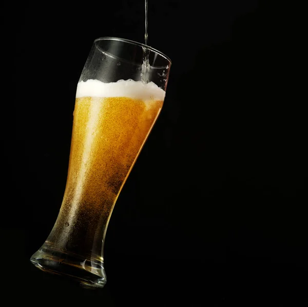 Verter Cerveza Vaso Sobre Fondo Negro —  Fotos de Stock