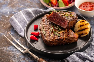 Biftek - ızgara sığır eti biftek. Fileto Biftek sığır eti taze salata, domates ve kırmızı biber ile.