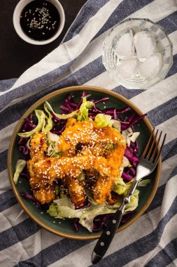 Sıcak cam tavuk, salata susam serpilir. Çin mutfağı. Asya kültür.