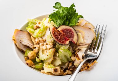 Izgara tavuk göğsü salatası incir, yeşil elma, kereviz, fındık ve Parmesan ile