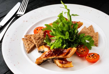 Yılan balığı aromalı soya sosu sır dilimlenmiş