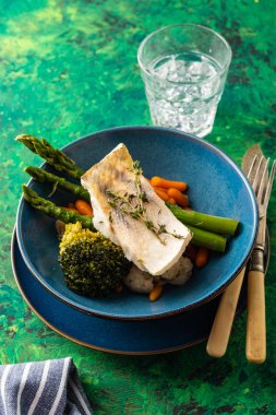 Kuşkonmaz, brokoli ve havuçlu tünek fileto. Kızarmış balık ve yahni..
