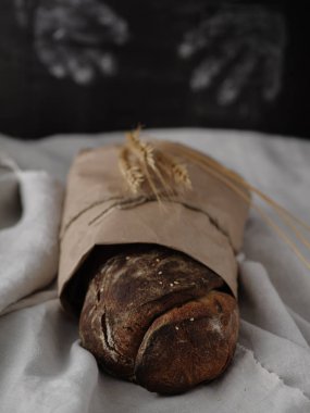 Ev yapımı çavdar ekmeği kraft kağıt sarılı