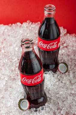 Minsk, Beyaz Rusya - 19 Eylül 2018: Klasik Coca Cola şişe buz. Coca-Cola Company en popüler pazar lideri gazlı alkolsüz içecek biridir