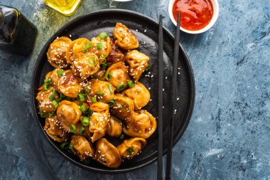 Biber ve yeşil soğan ile soya soslu kızarmış köfte. Asya mutfağı. Üstten görünüm.