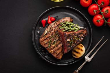 Lezzetli sığır eti biftek salatası, aromatik otlar, chery domates ile. 