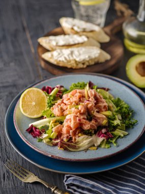 Ceviche Peru'dan geleneksel bir yemektir. Limon taze marul, avokado ve soğan ile marine edilmiş somon balığı. Perulu Gıda.