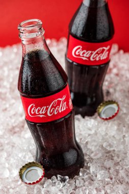 Minsk, Beyaz Rusya - 19 Eylül 2018: Klasik Coca Cola şişe buz. Coca-Cola Company en popüler pazar lideri gazlı alkolsüz içecek biridir