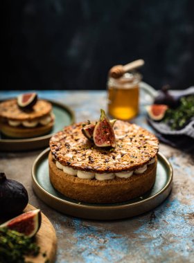 Taze incir, badem ve bademli gevrek waffle ve kakao tozu ile kumlu tarte. Taze meyveli meyveli tart..