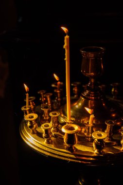 Ortodoks Kilisesinde Yanan Mumlar