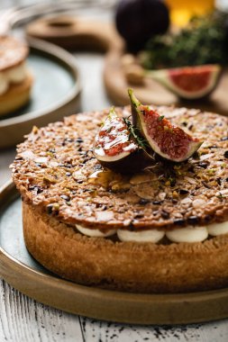 Taze incir, badem ve bademli gevrek waffle ve kakao tozu ile kumlu tarte. Taze meyveli meyveli tart..