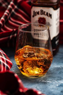 Minsk, Beyaz Rusya - 31 Ekim 2018: Şişe ve cam Jim Beam Clermont, Kentucky'de ışın A.ş. tarafından üretilen viski dünyada, markalar satan en iyi biridir