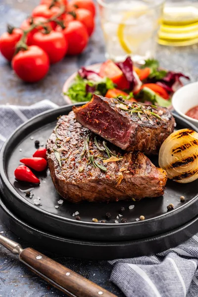 Steak Gegrilde Biefstuk Filet Lapje Vlees Rundvlees Met Verse Sla — Stockfoto