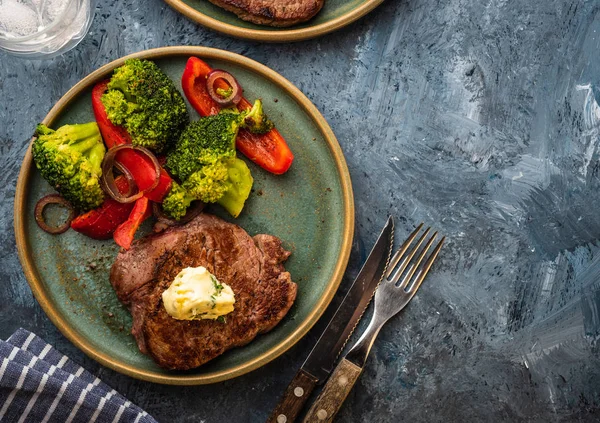 Gegrilde Biefstuk Met Lookboter Groenten Vlees Met Gegrilde Paprika Broccoli — Stockfoto