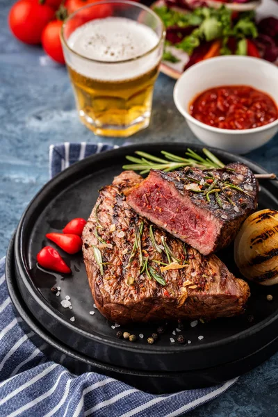 Steak Hovězí Steak Grilu Fillet Steak Hovězí Maso Čerstvým Salátem — Stock fotografie