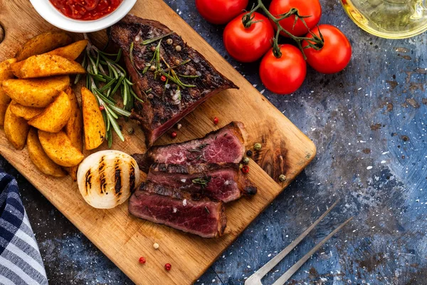 Barbacoa Ternera Asada Rodajas Con Patatas Tomates Cherry Cebolla Asada — Foto de Stock