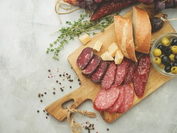 Salsichas Diferentes Com Queijo Uvas Azeitona Salame Fatiado Estilo Rústico — Fotografia de Stock