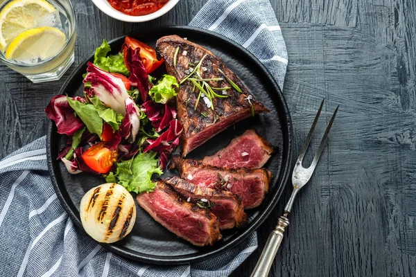 Gegrild Rundvlees Barbecue Met Verse Salade Gebakken Gesneden Blauwe Achtergrond — Stockfoto
