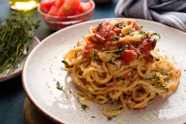 Espaguete Com Tomates Tomilho Uma Chapa Uma Mesa Azul — Fotografia de Stock