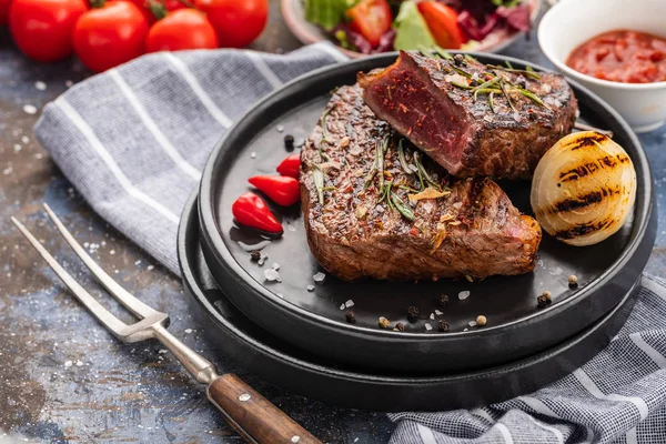 Hovězí Steak Hovězí Steak Střední Červenou Paprikou Aromatickými Bylinkami Smaženou — Stock fotografie