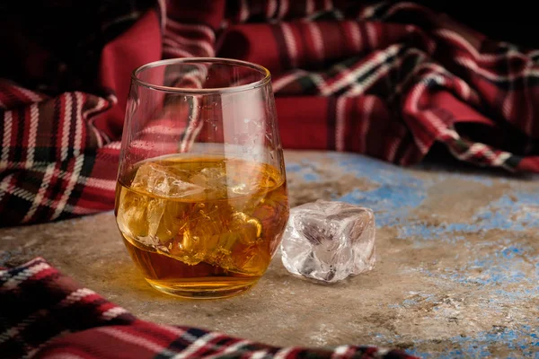 バーボンのグラスのある静物氷とウィスキーのグラス 秋の脾臓の概念 — ストック写真