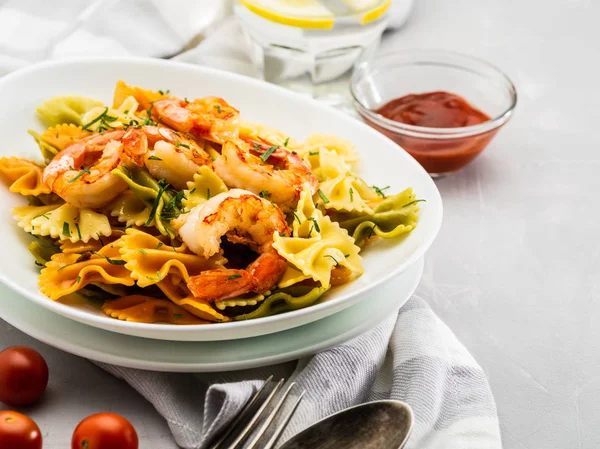 Pasta Farfalle Con Gambas Sobre Fondo Gris Claro — Foto de Stock