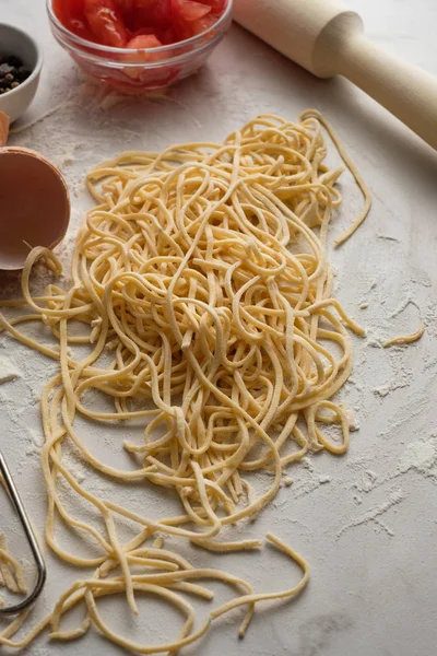 卵麺を乾燥させます 生の新鮮なスパゲッティ — ストック写真