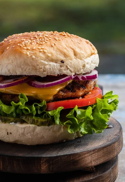 Sappige Heerlijke Cheeseburger Met Rundvlees Sla Augurken Tomaten Uien Ringen — Stockfoto