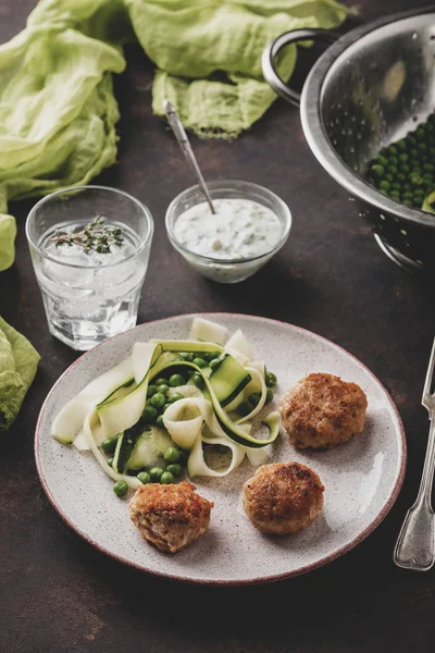 Bolas Carne Pollo Con Ensalada Calabacín Guisantes Verdes Con Salsa — Foto de Stock