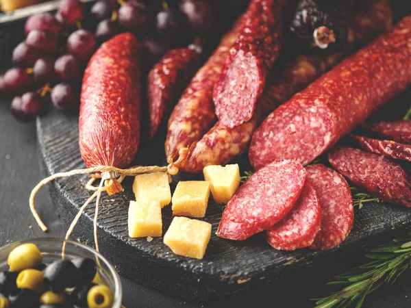 Salame Fatiado Estilo Rústico Salsicha Salame Salsichas Diferentes Com Queijo — Fotografia de Stock