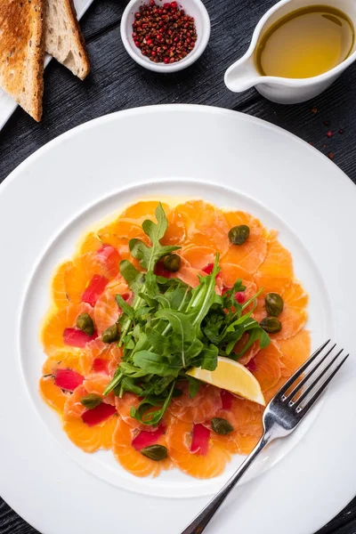 Tuna Dan Salmon Carpaccio Dengan Tarragon Capers Dan Lemon — Stok Foto