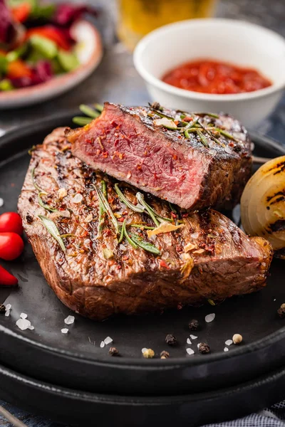 Carne Res Carne Res Mediana Con Pimiento Rojo Hierbas Aromáticas — Foto de Stock