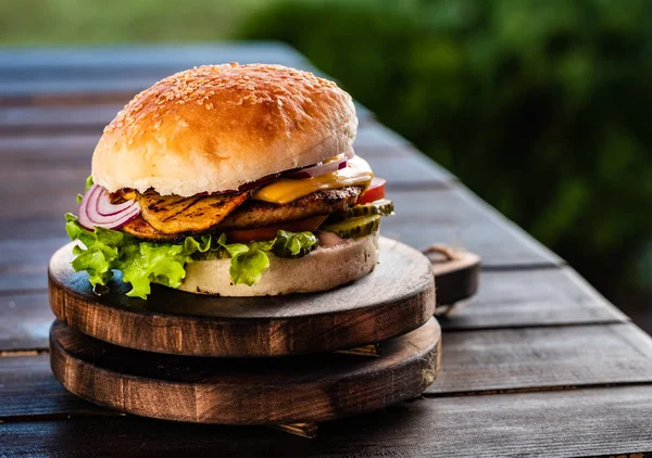 Sappige Heerlijke Cheeseburger Met Rundvlees Sla Augurken Tomaten Uien Ringen — Stockfoto
