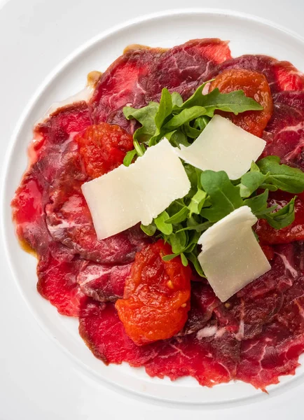 Beef Carpaccio Rukolą Parmezanem Konserwy Pomidorowy Góry — Zdjęcie stockowe