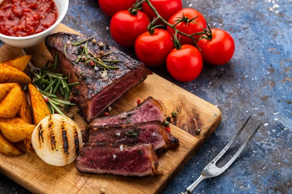 Heerlijke Biefstuk Houten Snijplank Gesneden Gegrild Rundvlees Barbecue Met Kerstomaatjes — Stockfoto