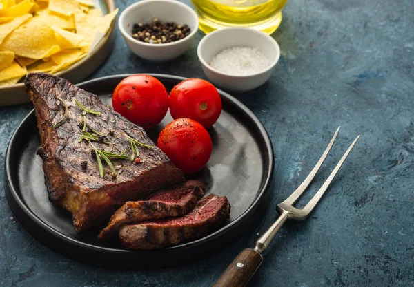 Vynikající Hovězí Steak Salát Aromatické Byliny Chery Rajčata — Stock fotografie