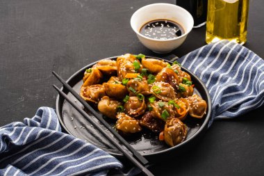 Biberli soya soslu kızarmış hamur köftesi ve yeşil soğan. Asya mutfağı.