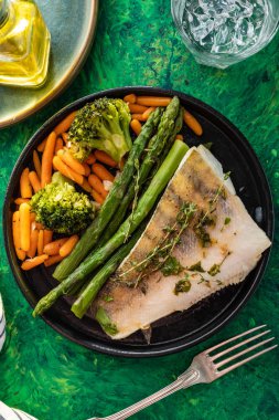 Kuşkonmaz, brokoli ve havuçlu tünek fileto. Kızarmış balık ve yahni..