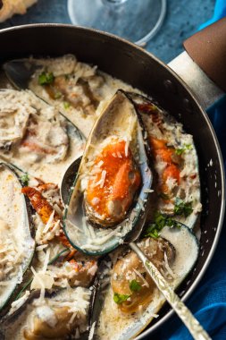 Midye mavi peynir sosu ve sarımsak baget, üstten görünüm.