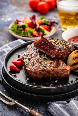 Biftek - ızgara sığır eti biftek. Fileto Biftek sığır eti taze salata, domates ve kırmızı biber ile.