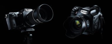 Minsk, Beyaz Rusya, 6 Eylül 2018: Pentax 645z orta format kamera siyah arka plan üzerine