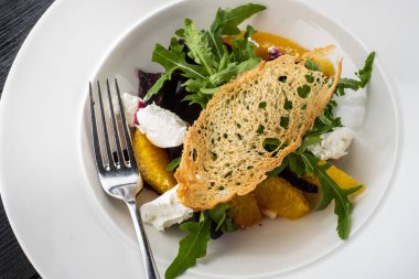 Kurutulmuş pancar, elma, portakal ve yumuşak keçi peyniri salatası