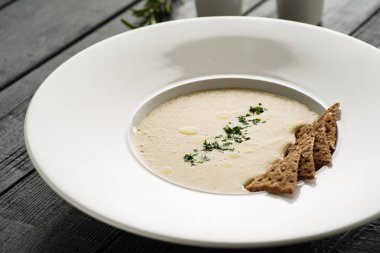 Kremalı mantar çorbası kraker beyaz bir plaka ile. Bir menüde bir restoran için kavram.