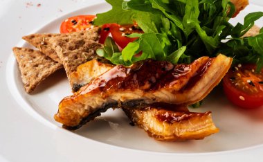 Yılan balığı aromalı soya sosu sır dilimlenmiş