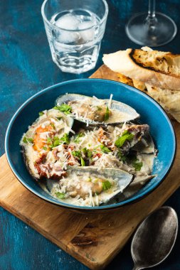 Mavi peynir sosu ve sarımsak baget ile midye