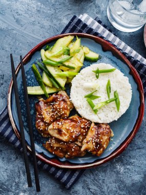 Hoisin tavuk. Geleneksel Asya mutfağı. Tavuk sosu, pirinç ve salatalık turşusu ile