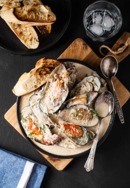 Midye mavi peynir sosu ve sarımsak baget, üstten görünüm.