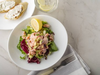 Ceviche Peru'dan geleneksel bir yemektir. Limon taze marul, avokado ve soğan ile marine edilmiş somon balığı. Perulu Gıda.