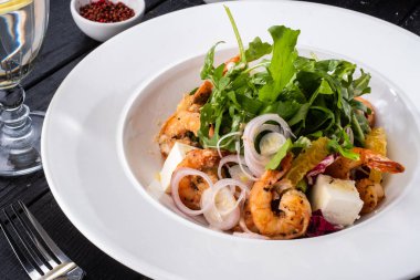 Taze Sicilya salata karides, roka, peynir ve olgun portakal dilimleri ile